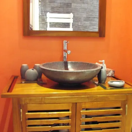 לינה וארוחת בוקר La Tourelle Des Echelles 3*