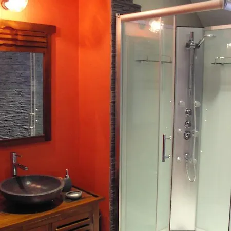 לינה וארוחת בוקר La Tourelle Des Echelles 3*