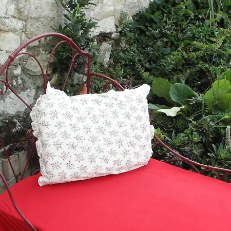 לינה וארוחת בוקר La Tourelle Des Echelles