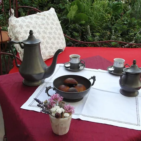 La Tourelle Des Echelles לינה וארוחת בוקר 3*